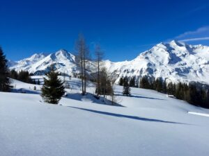 Strahlend blauer Himmel